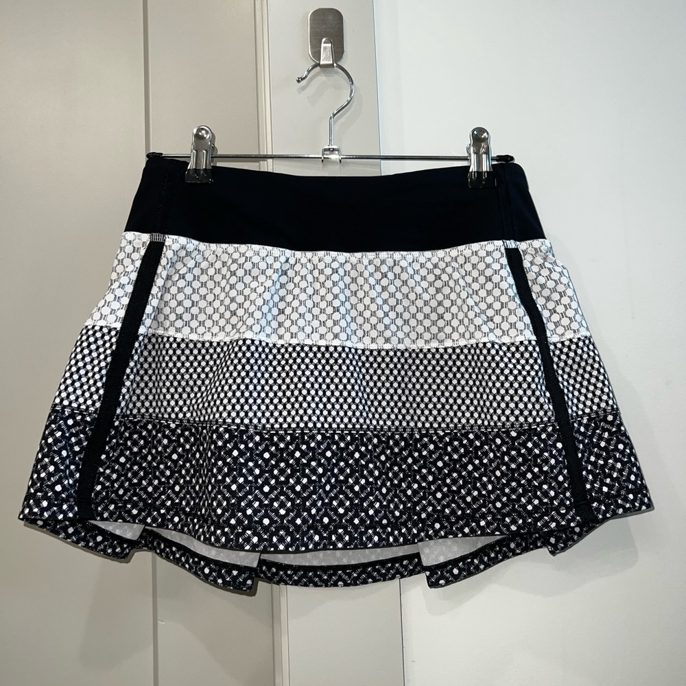 lululemon tennis/ golf skirt. Size 2 Hard to find pattern